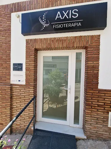 Entrada de Axis Fisioterapia en la calle Valdescoba de Monda