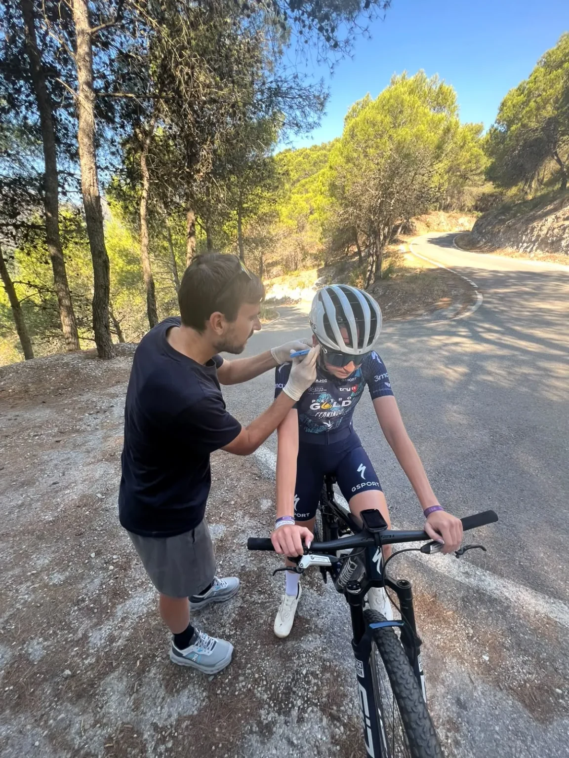 Pablo Guerrero corrigiendo la posición de una ciclista sobre la bicicleta