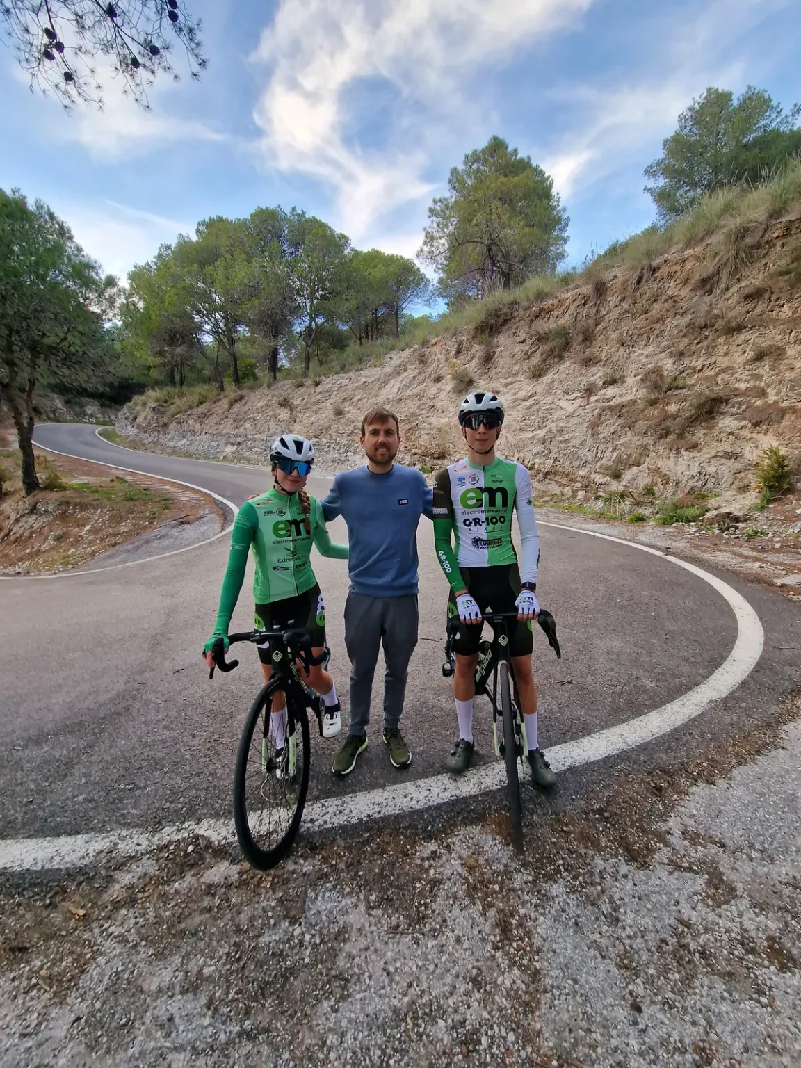 Pablo Guerrero con dos ciclistas en una carretera de montaña